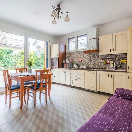 Piano Terra Moderno Con Ampi Spazi E Luminosita *