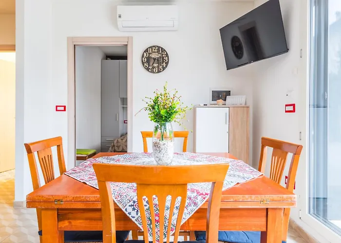 Piano Terra Moderno Con Ampi Spazi E Luminosita Lejlighed Carpi