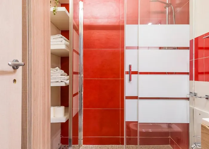 Piano Terra Moderno Con Ampi Spazi E Luminosita