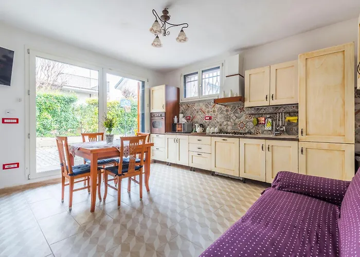 Piano Terra Moderno Con Ampi Spazi E Luminosita *